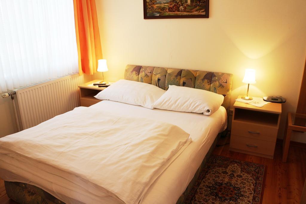 Haus Zu Den Zwei Eichen Apartment Perchtoldsdorf Phòng bức ảnh